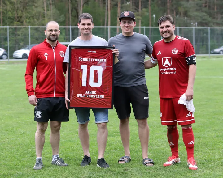 Robin, Henrik, Malte und Alex bei der Übergabe eines Trikots an Henrik