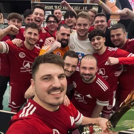 Die Mannschaft der ersten Herren posiert mit dem Siegerpokal